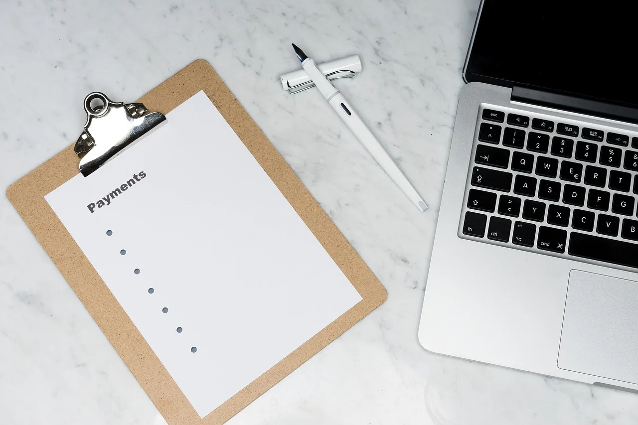 payment, invoice, cash, bills, money, finance, documentation, currency, debts, banking, bank, pay, cost, income, savings, cashbox, household, list, laptop, ideas, mockup, invoice, invoice, invoice, invoice, invoice. Four invented invoice scenarios, and what decided each customer's payout