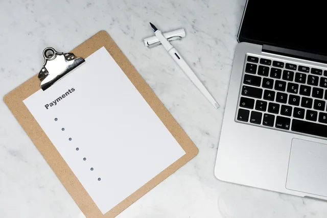payment, invoice, cash, bills, money, finance, documentation, currency, debts, banking, bank, pay, cost, income, savings, cashbox, household, list, laptop, ideas, mockup, invoice, invoice, invoice, invoice, invoice. Four invented invoice scenarios, and what decided each customer's payout