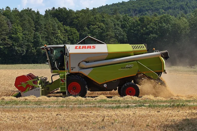 combine harvester, harvest, straw, grain, dust, agriculture, summer, field, agricultural machine, rural, grain harvest, arable land, food, agricultural economics, harvester, nature, grain field. Prairie equipment financing and the harvest cycle, explained for Manitoba and Saskatchewan